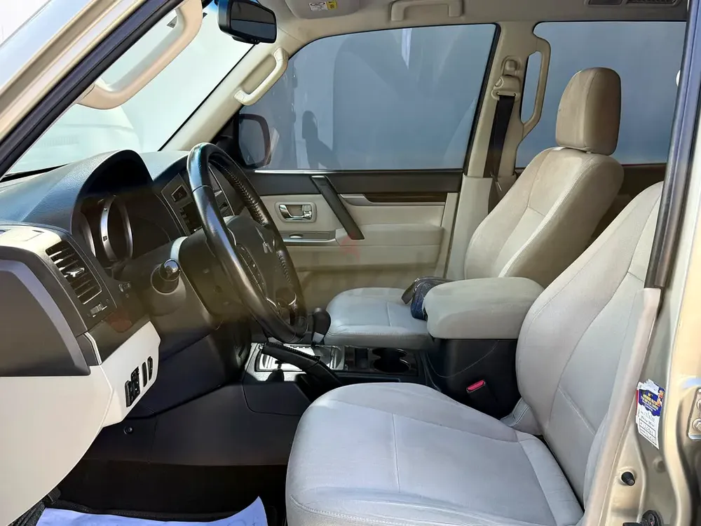 2015 Mitsubishi pajero GLS 3.5 GCC Expat owned no accidents only 136,000 kms 5 door 7 seats - Image 7