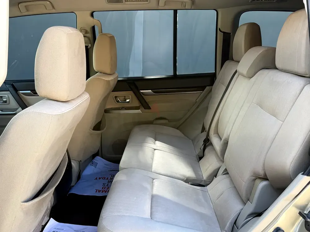 2015 Mitsubishi pajero GLS 3.5 GCC Expat owned no accidents only 136,000 kms 5 door 7 seats - Image 8