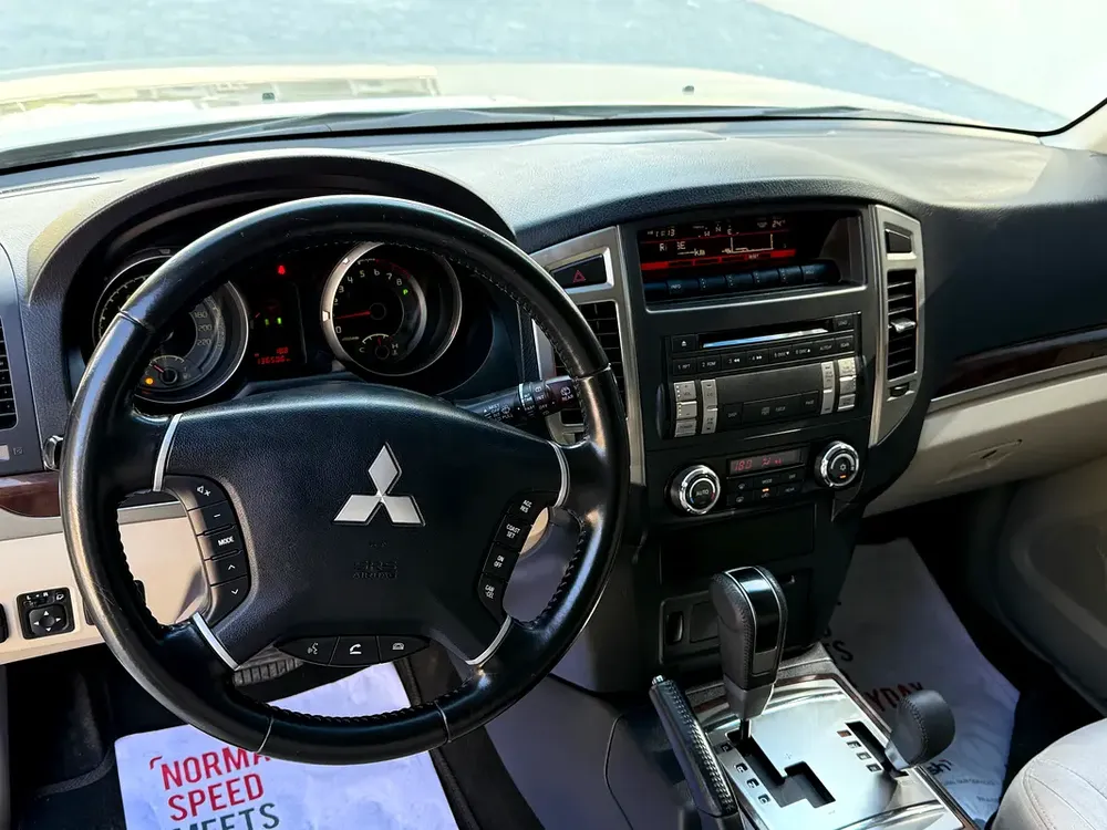 2015 Mitsubishi pajero GLS 3.5 GCC Expat owned no accidents only 136,000 kms 5 door 7 seats - Image 9