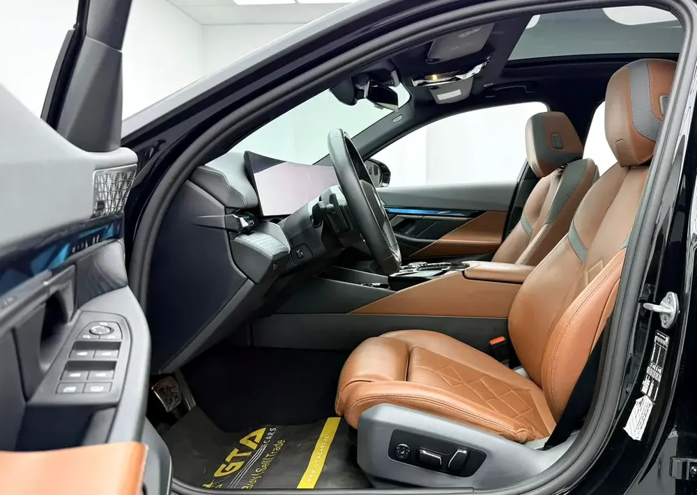 2025 BMW 530i M Sport, BMW Warranty+Service Contract+Full Service History, Full PPF, GCC - Image 14