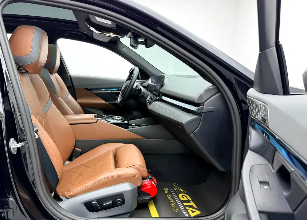 2025 BMW 530i M Sport, BMW Warranty+Service Contract+Full Service History, Full PPF, GCC - Image 15