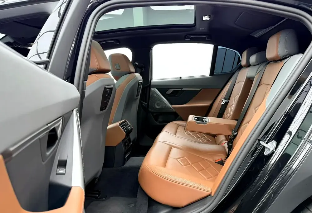 2025 BMW 530i M Sport, BMW Warranty+Service Contract+Full Service History, Full PPF, GCC - Image 16