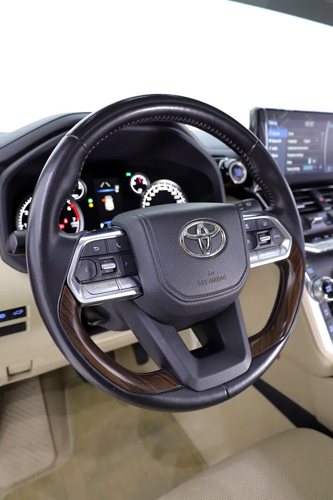 LAND CRUISER GXR GCC TWIN TURBO V6 - PERFECT CONDITION - Image 14