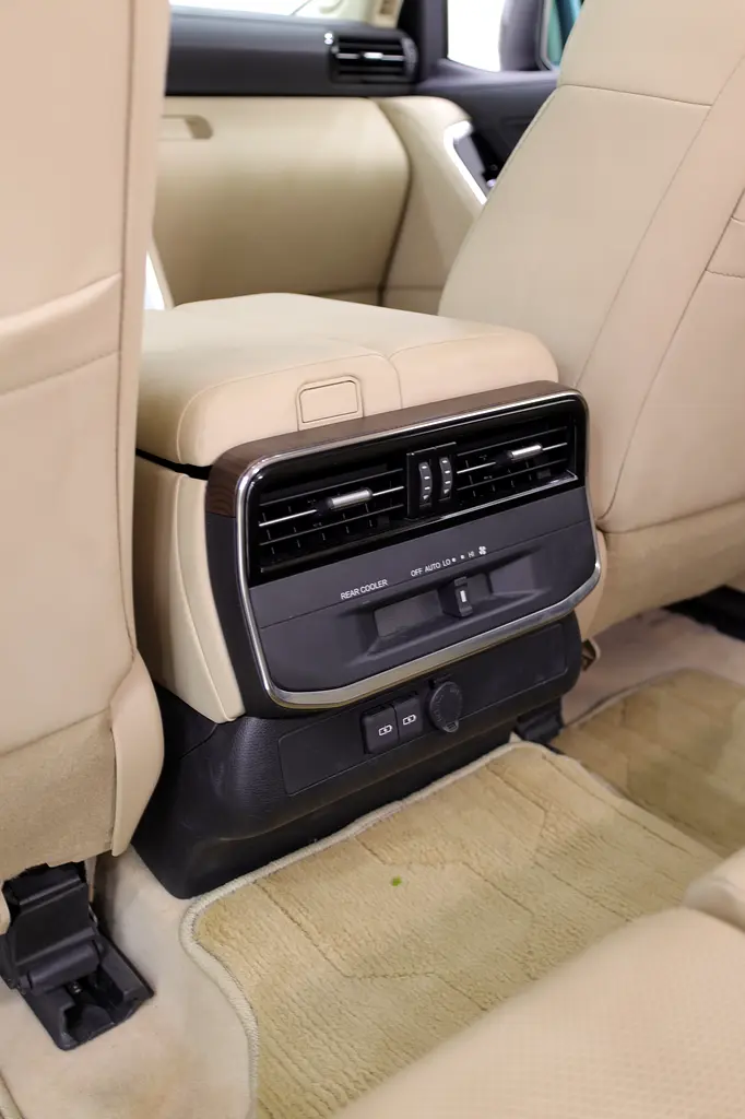 LAND CRUISER GXR GCC TWIN TURBO V6 - PERFECT CONDITION - Image 19