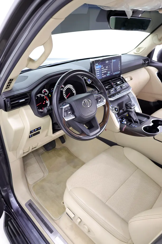 LAND CRUISER GXR GCC TWIN TURBO V6 - PERFECT CONDITION - Image 5