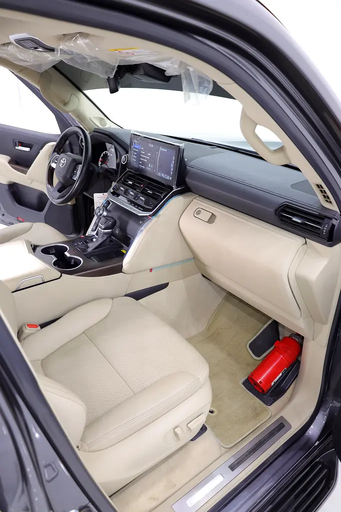 LAND CRUISER GXR GCC TWIN TURBO V6 - PERFECT CONDITION - Image 9