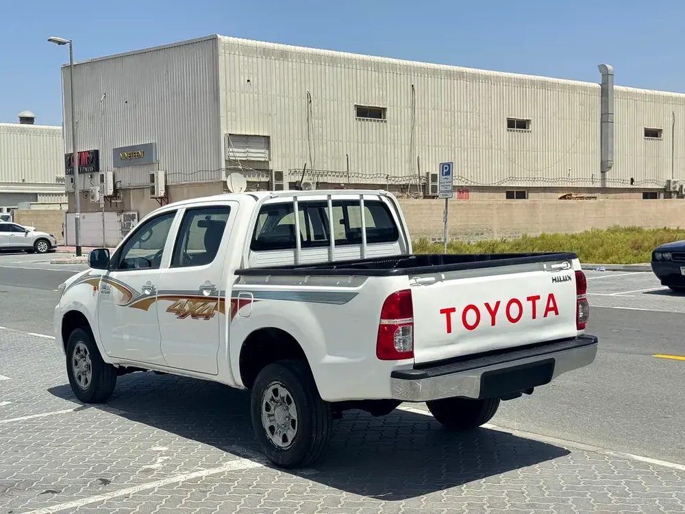 Toyota hilux  Pickup, petrol ⛽️ (Double Cabin 4×4  GCC ) - Image 10