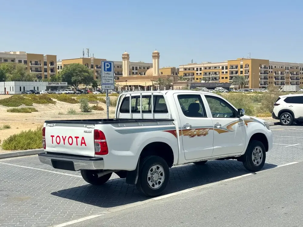 Toyota hilux  Pickup, petrol ⛽️ (Double Cabin 4×4  GCC ) - Image 11