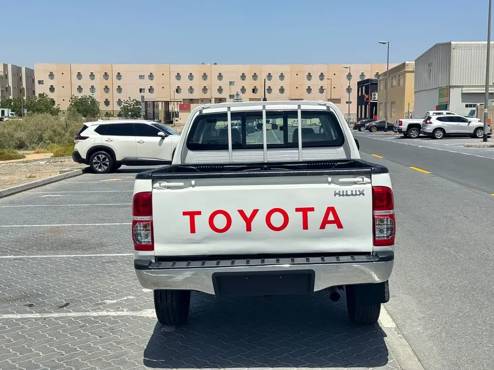 Toyota hilux  Pickup, petrol ⛽️ (Double Cabin 4×4  GCC ) - Image 12