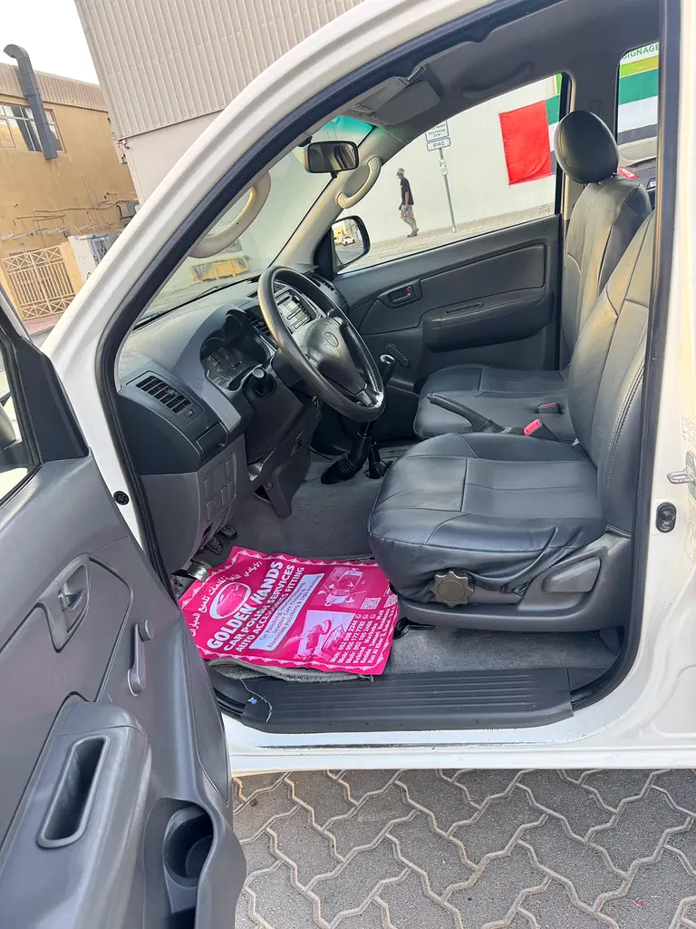 Toyota hilux  Pickup, petrol ⛽️ (Double Cabin 4×4  GCC ) - Image 4