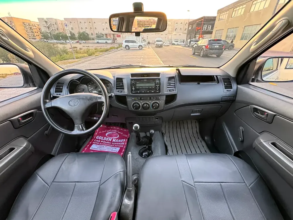 Toyota hilux  Pickup, petrol ⛽️ (Double Cabin 4×4  GCC ) - Image 5
