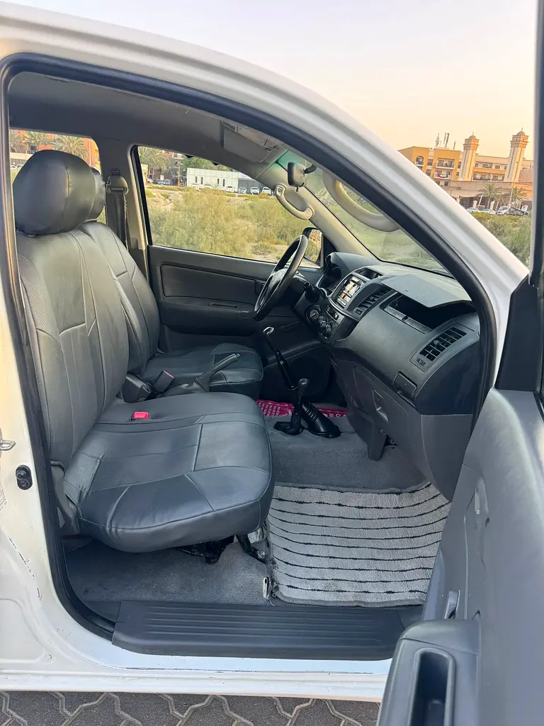 Toyota hilux  Pickup, petrol ⛽️ (Double Cabin 4×4  GCC ) - Image 6