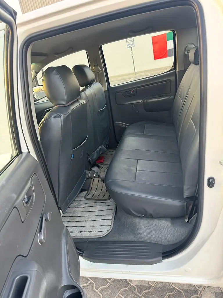 Toyota hilux  Pickup, petrol ⛽️ (Double Cabin 4×4  GCC ) - Image 7