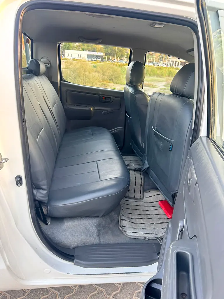 Toyota hilux  Pickup, petrol ⛽️ (Double Cabin 4×4  GCC ) - Image 8