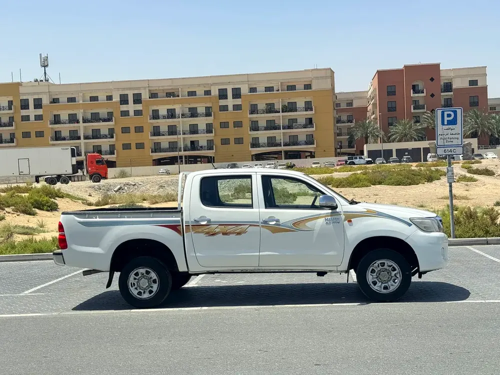 Toyota hilux  Pickup, petrol ⛽️ (Double Cabin 4×4  GCC ) - Image 9