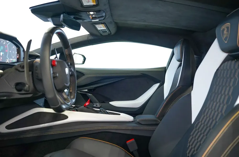 2 YEARS WARRANTY + SERVICE TILL APRIL 2030 | MATT CARBON INTERIOR | CARBON EXTERIOR | REVUELTO - Image 9