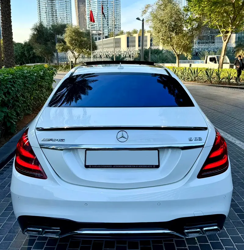 AWESOME WHITE MERCEDES S500 V8 // S63 KIT // ** TOP RANGE ** ACCIDENTS FREE ** GCC ** ELITE COLOR - Image 12