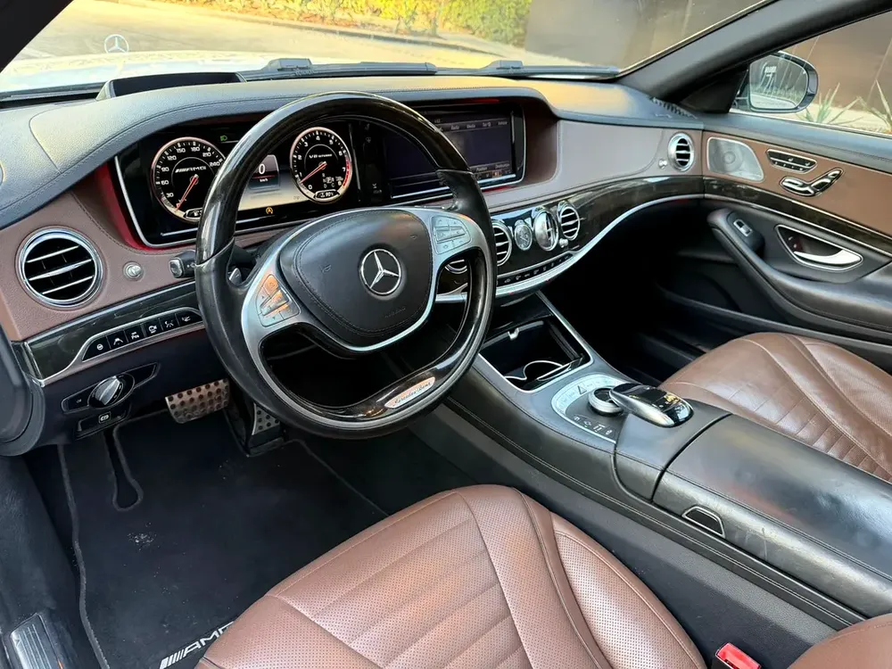 AWESOME WHITE MERCEDES S500 V8 // S63 KIT // ** TOP RANGE ** ACCIDENTS FREE ** GCC ** ELITE COLOR - Image 13