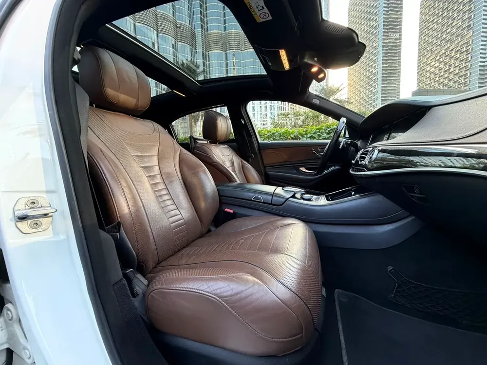 AWESOME WHITE MERCEDES S500 V8 // S63 KIT // ** TOP RANGE ** ACCIDENTS FREE ** GCC ** ELITE COLOR - Image 17