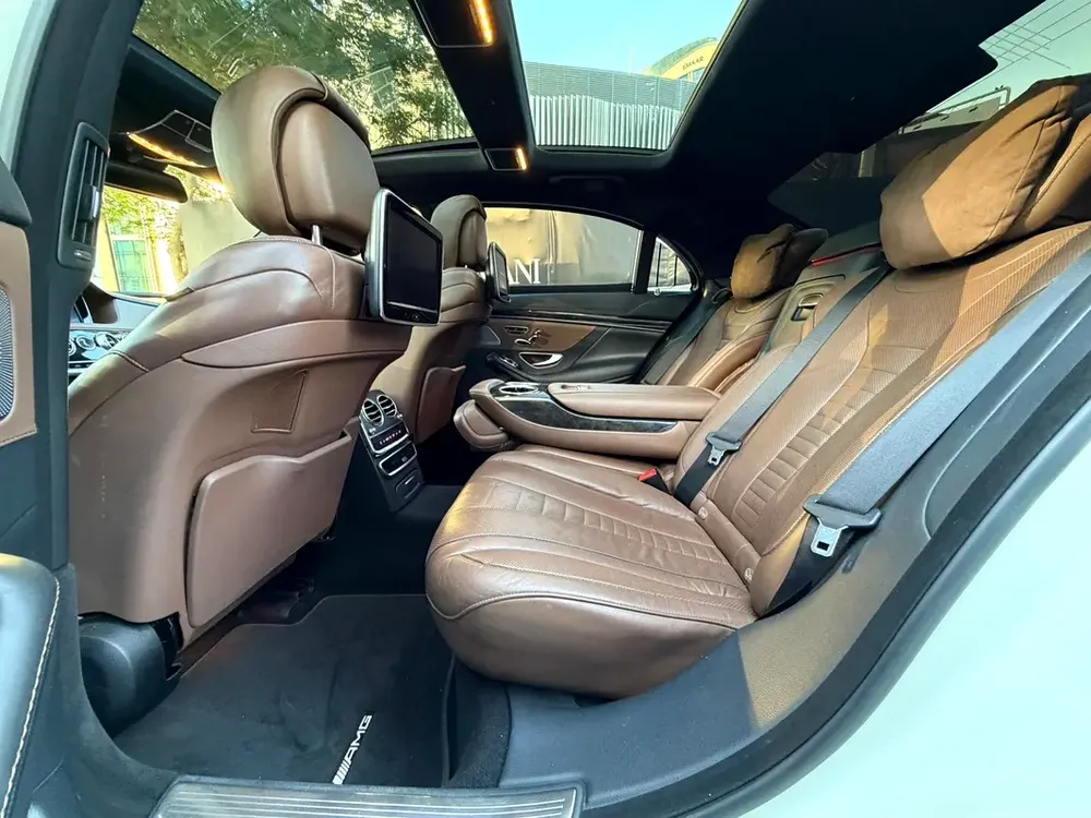 AWESOME WHITE MERCEDES S500 V8 // S63 KIT // ** TOP RANGE ** ACCIDENTS FREE ** GCC ** ELITE COLOR - Image 18