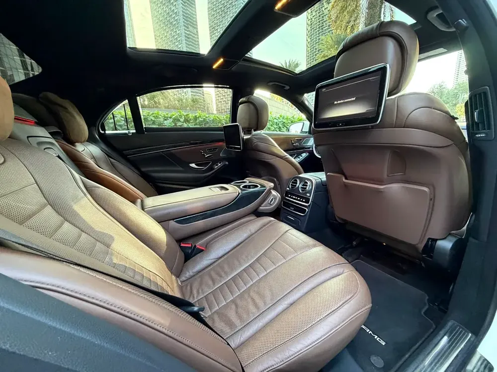 AWESOME WHITE MERCEDES S500 V8 // S63 KIT // ** TOP RANGE ** ACCIDENTS FREE ** GCC ** ELITE COLOR - Image 19