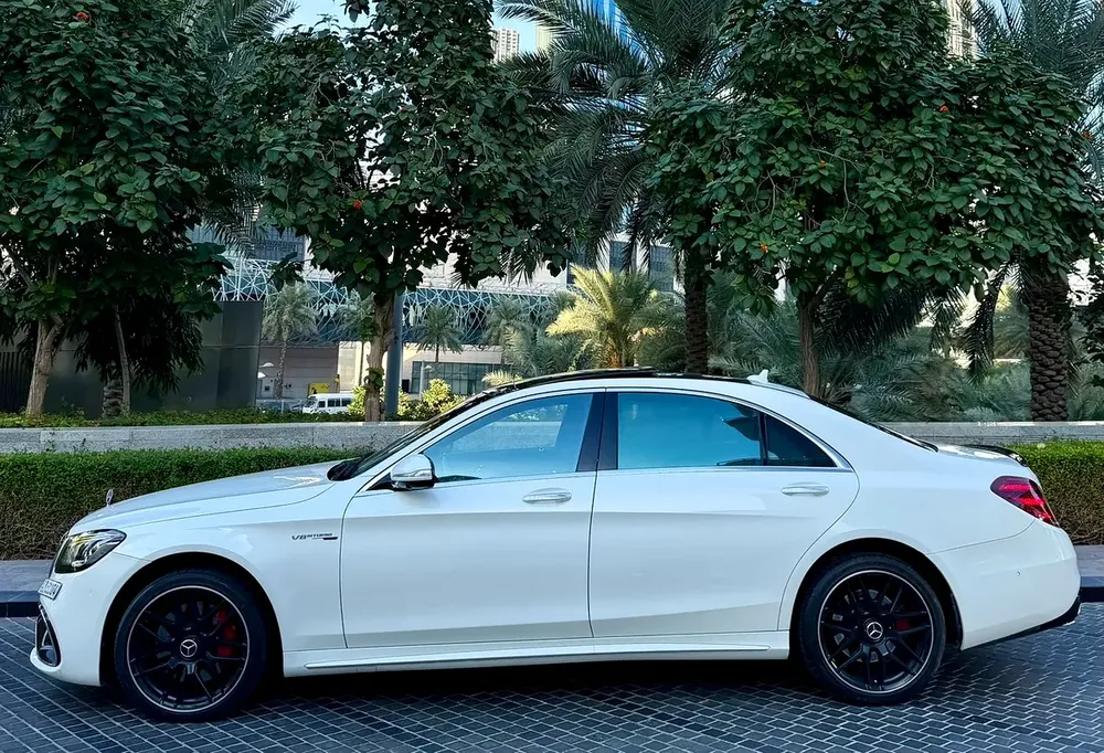 AWESOME WHITE MERCEDES S500 V8 // S63 KIT // ** TOP RANGE ** ACCIDENTS FREE ** GCC ** ELITE COLOR - Image 7