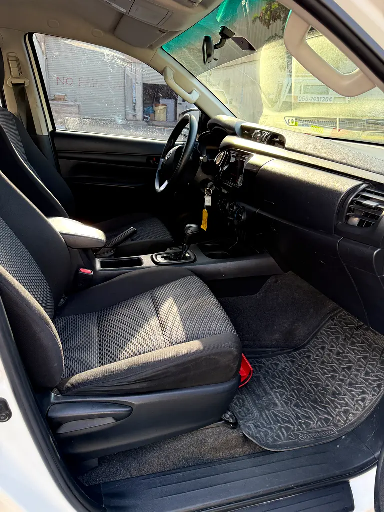 Toyota Hilux Double Cab GLX 2020 -4x4 automatic - Image 5