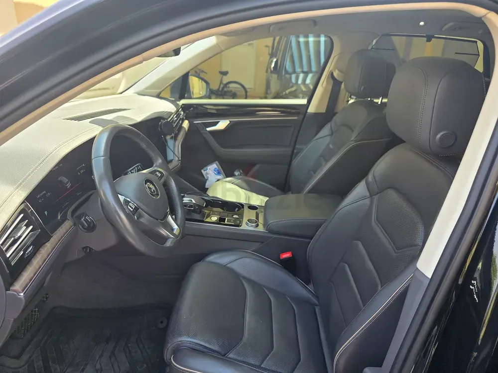 2020 Volkswagen Touareg Highline Plus | GCC Specs | Pristine Condition - Image 9