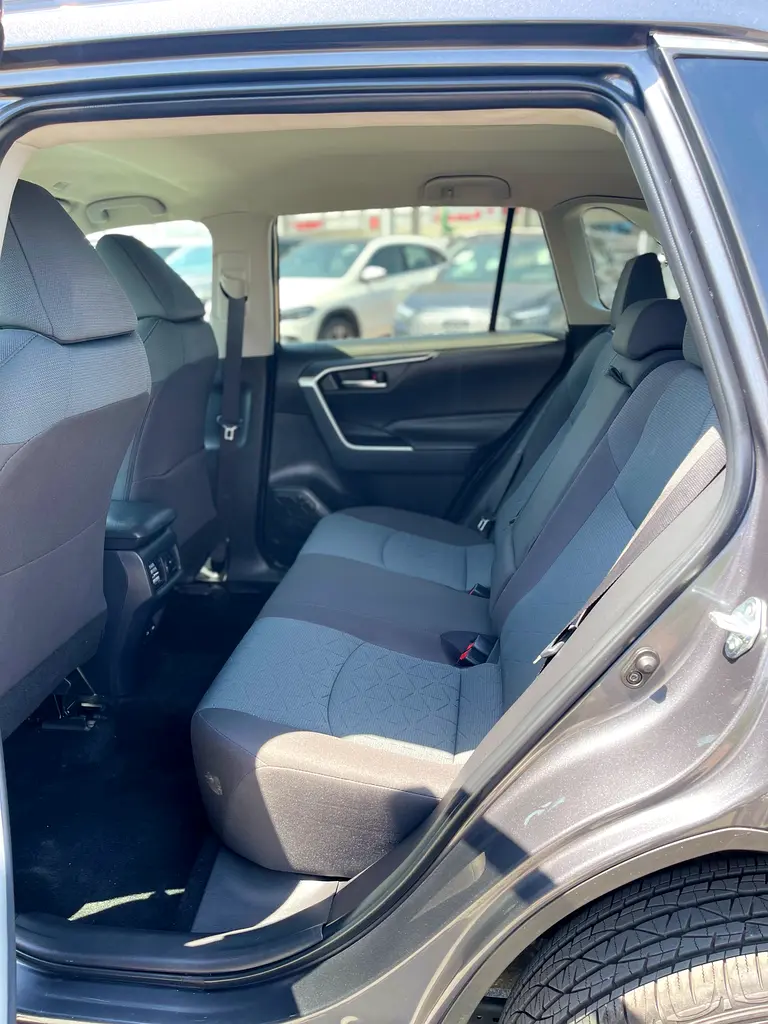 TOYOTA RAV4 2025 XLE AWD AMERICAN SPECS ONLY 3788miles! - Image 12