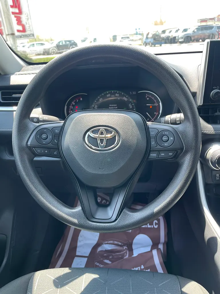 TOYOTA RAV4 2025 XLE AWD AMERICAN SPECS ONLY 3788miles! - Image 16