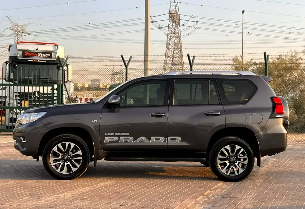 2022 Toyota Prado TXL Full Option 4.0L V6 - AWD 4x4 GCC- Electric Seat - Rear CAM & Sensors - Image 4