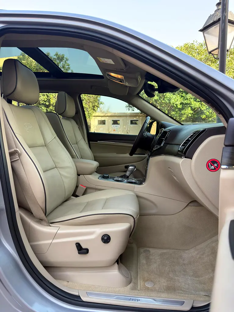 2019 Jeep Grand Cherokee Overland V8 5.7L GCC Low Mileage Full Service History - Image 8