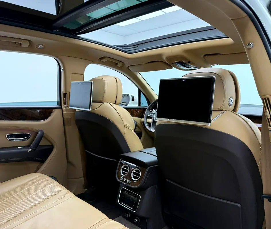2018 Bentley Bentayga W12 Black Edition, Full Service History, Excellent Condition, GCC - Image 17