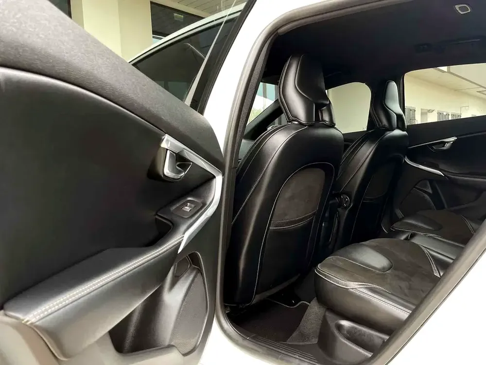 Volvo Service History | Volvo V40 T5 R-Design 2016 GCC Specifications - Image 10