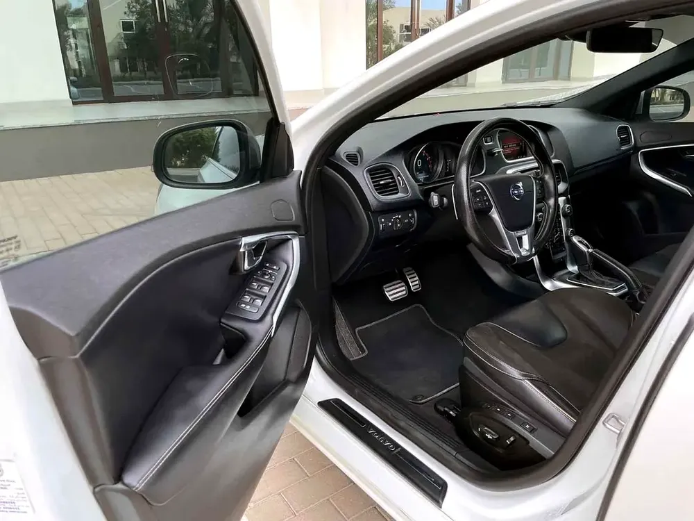 Volvo Service History | Volvo V40 T5 R-Design 2016 GCC Specifications - Image 8