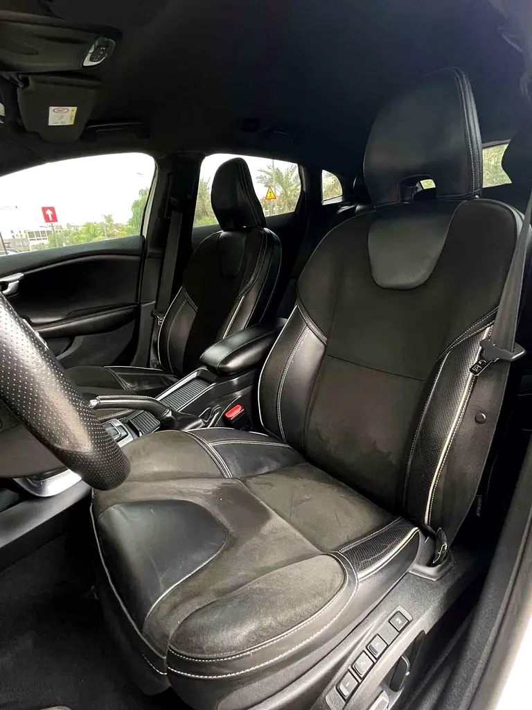 Volvo Service History | Volvo V40 T5 R-Design 2016 GCC Specifications - Image 9