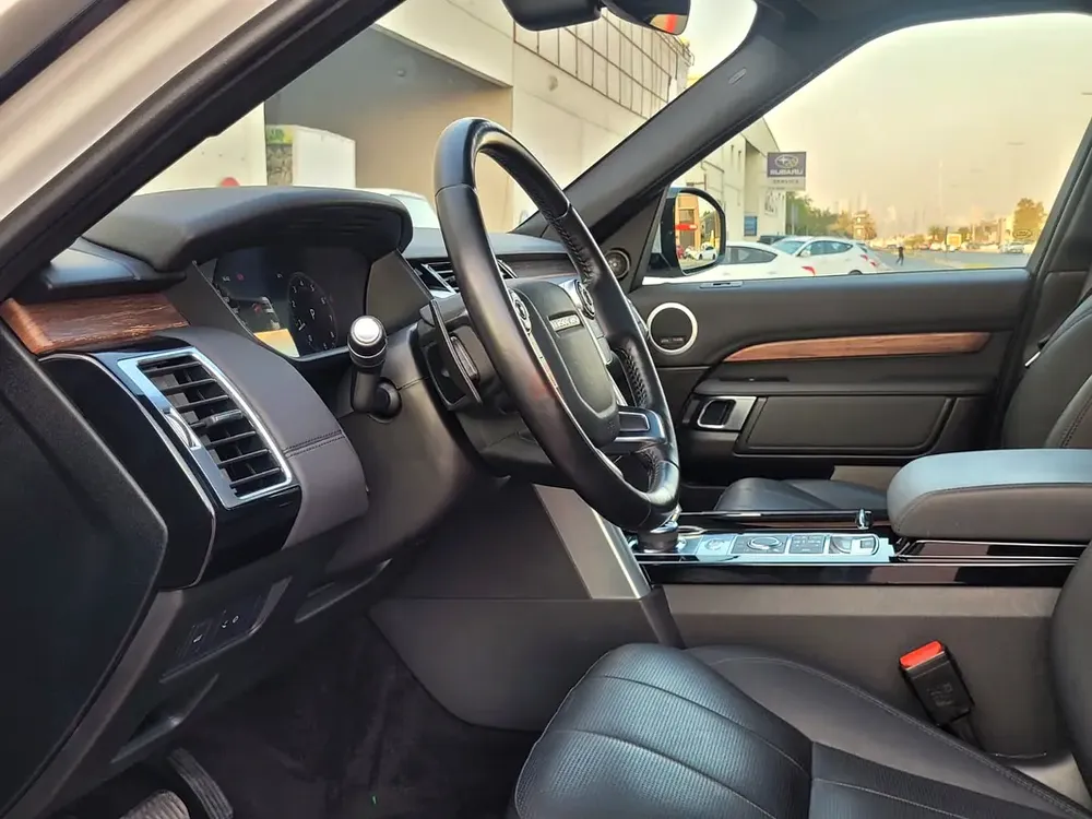 Land Rover Discovery HSE 2018 | GCC Specs | Well Maintained - Image 12