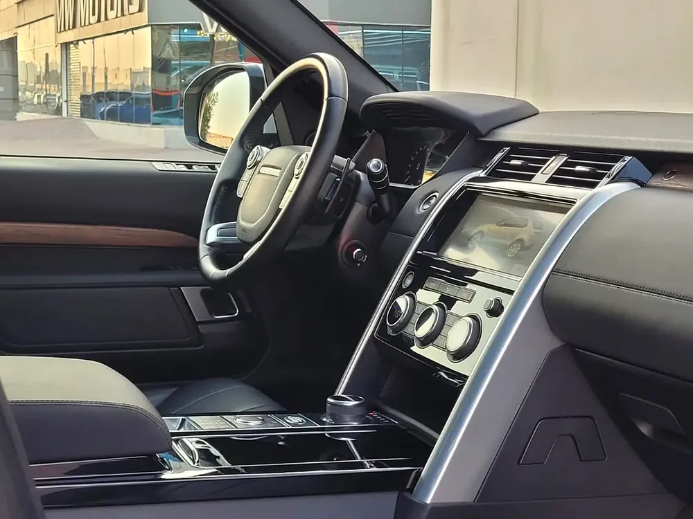 Land Rover Discovery HSE 2018 | GCC Specs | Well Maintained - Image 14