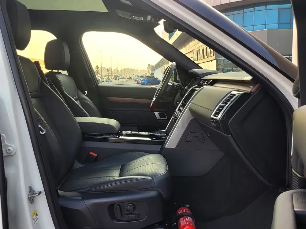 Land Rover Discovery HSE 2018 | GCC Specs | Well Maintained - Image 18