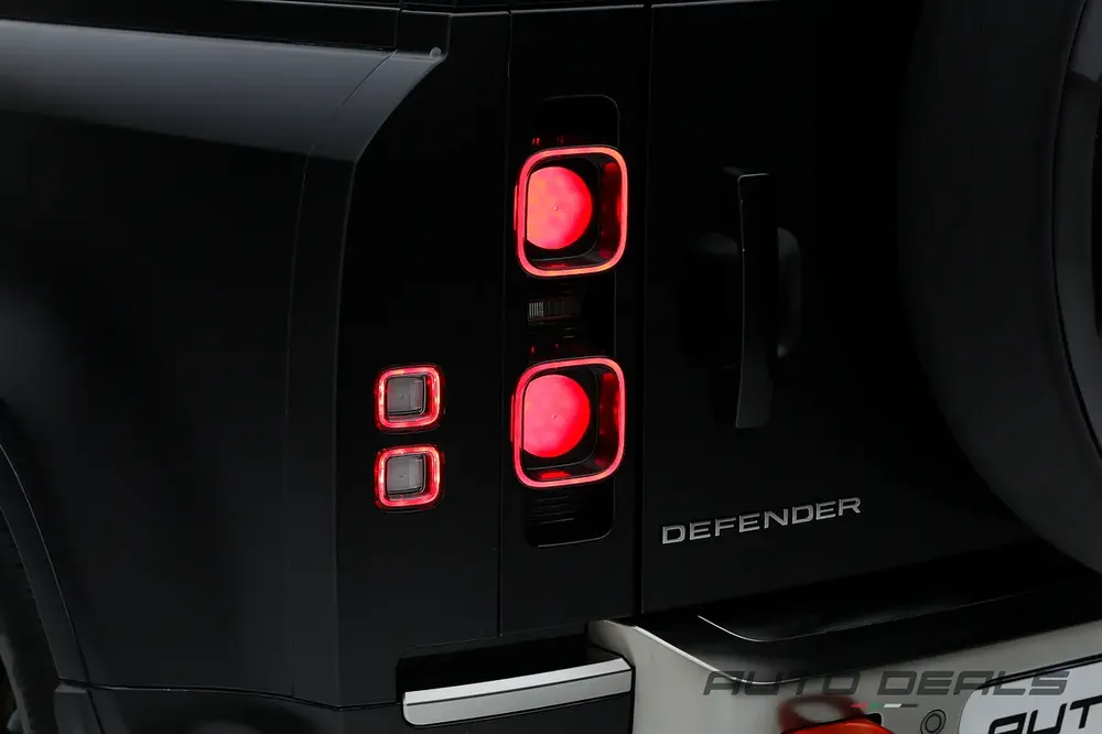 2023 Land Rover Defender 110 X P400 | GCC | Excellent Overall Condition | Spacious Luxury Cabin - Image 10