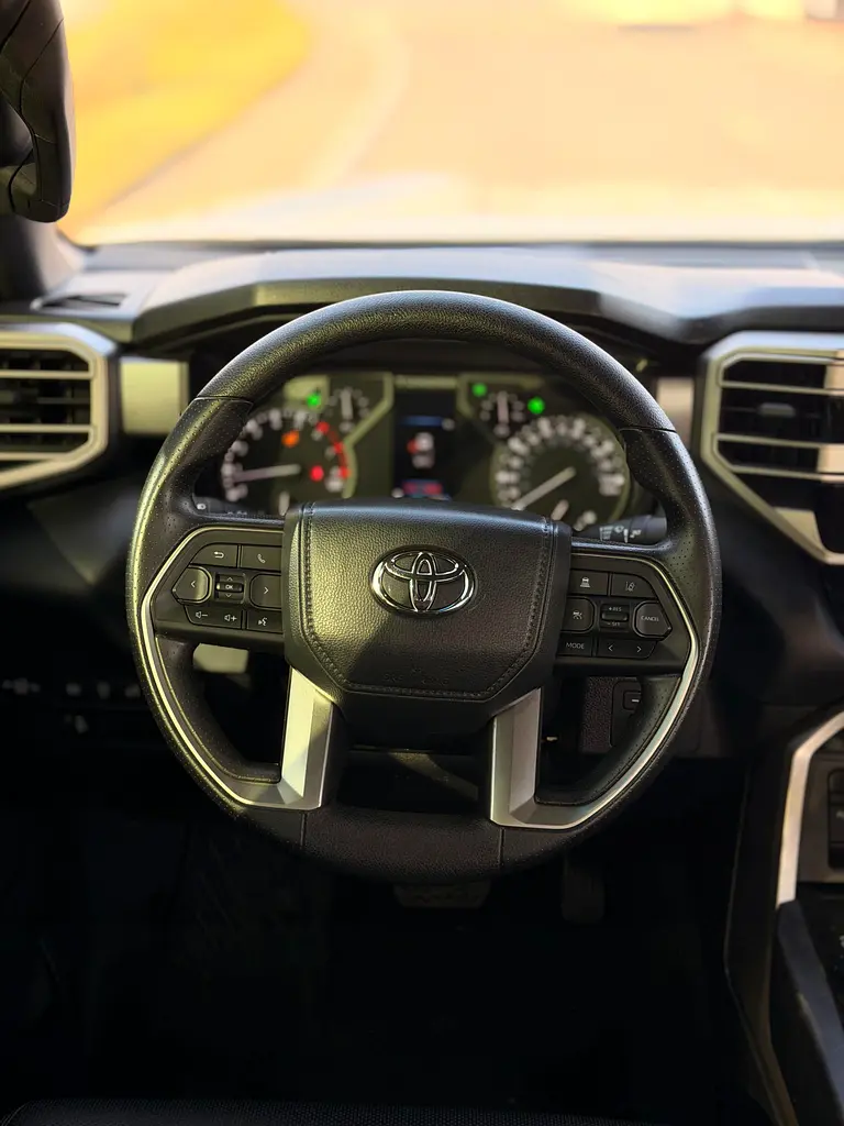 2025 Toyota Tundra SR5  - 4X4- FULL OPTION  - Well Maintained - Image 15
