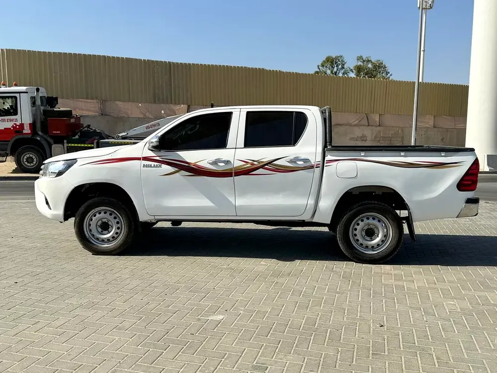 Toyota Hilux // Diesel Engine // 4 WD drive // power window // Gcc space // good conditions - Image 10