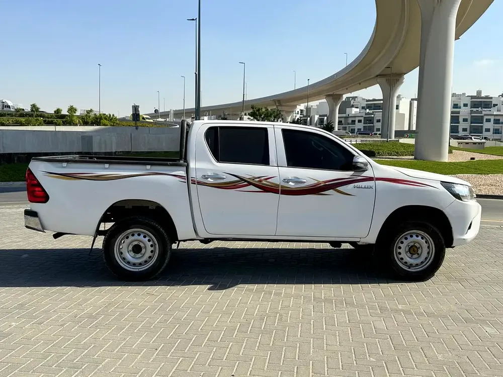 Toyota Hilux // Diesel Engine // 4 WD drive // power window // Gcc space // good conditions - Image 4