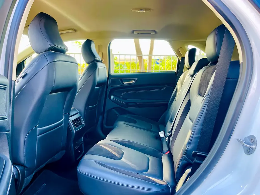 DEALER WARRANTY + FREE SERVICE UNTIL 09/2028 / LEATHER SEATS + BIG SCREEN / IN HOUSE FINANCE - Image 18