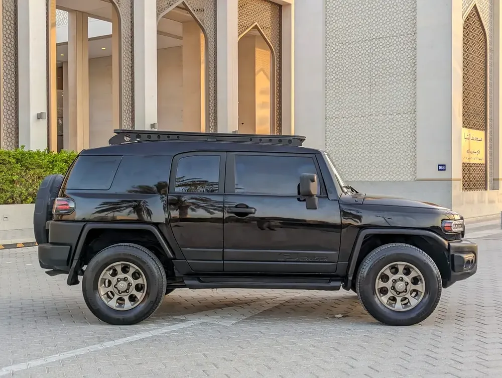 TOYOTA FJ CRUISER 2011 GCC IN EXCELLENT CONDITION - Image 14
