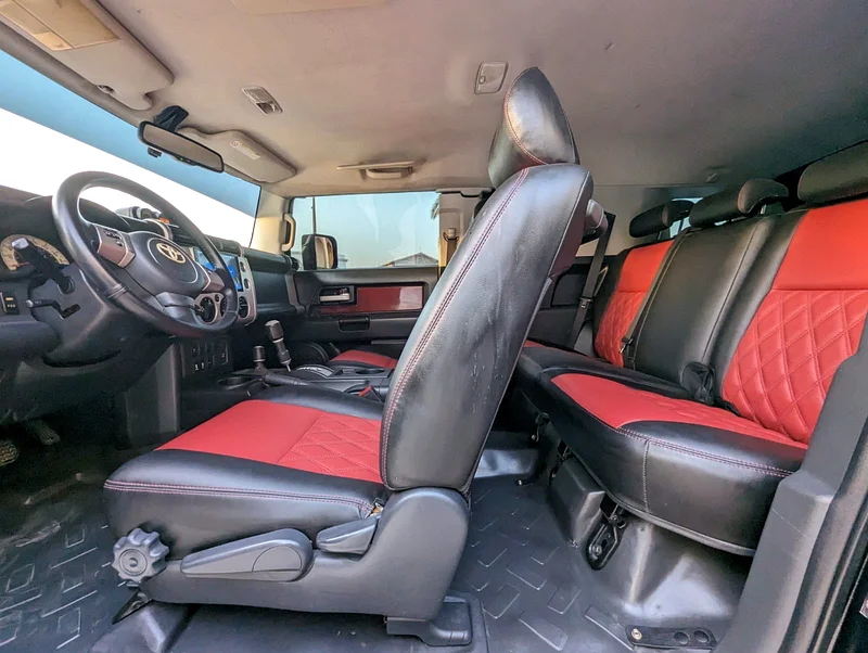 TOYOTA FJ CRUISER 2011 GCC IN EXCELLENT CONDITION - Image 5