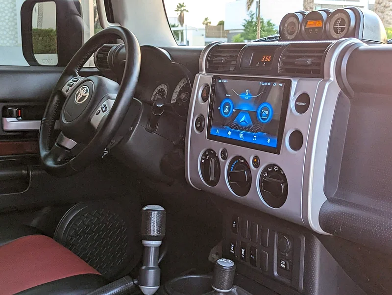TOYOTA FJ CRUISER 2011 GCC IN EXCELLENT CONDITION - Image 9
