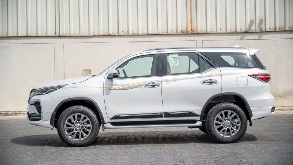 Toyota Fortuner 4.0 FULL OPTION 2025  *EXPORT ONLY* - Image 4