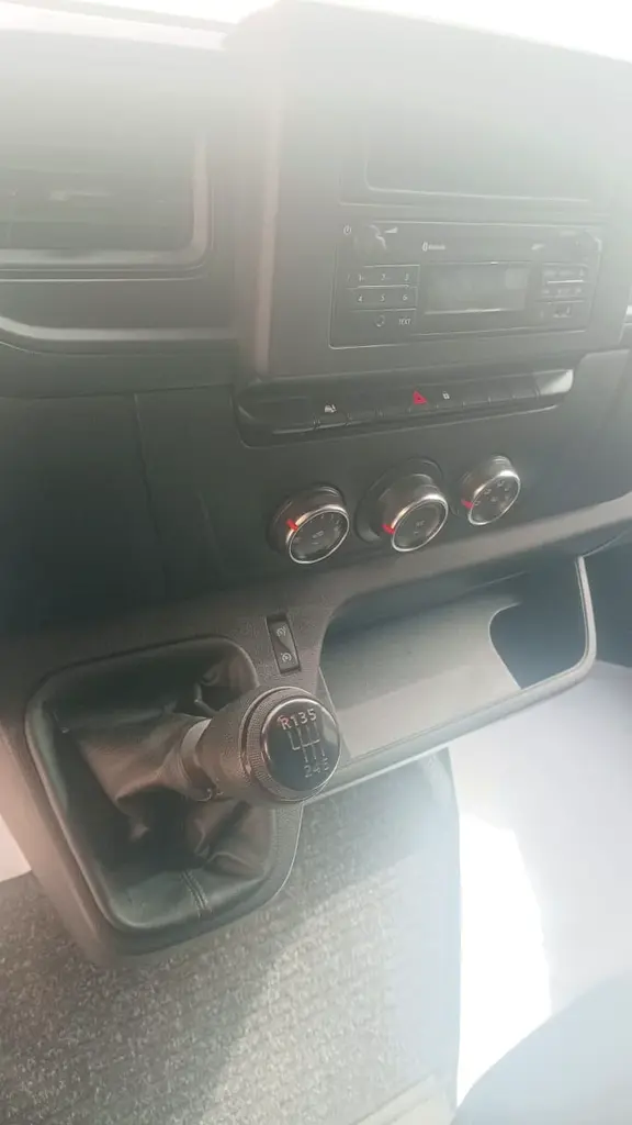 Renault Master 2021 MANUAL GEAR GCC SPECS - Image 11