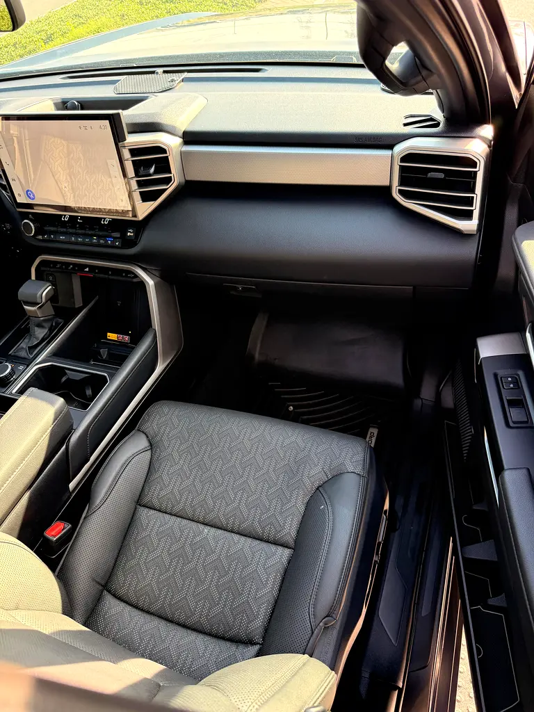 Toyota Tundra Crewmax 2025 -  Limited -4X4 -  EXCELLENT CONDITION  - With Panoramic Roof - Image 10